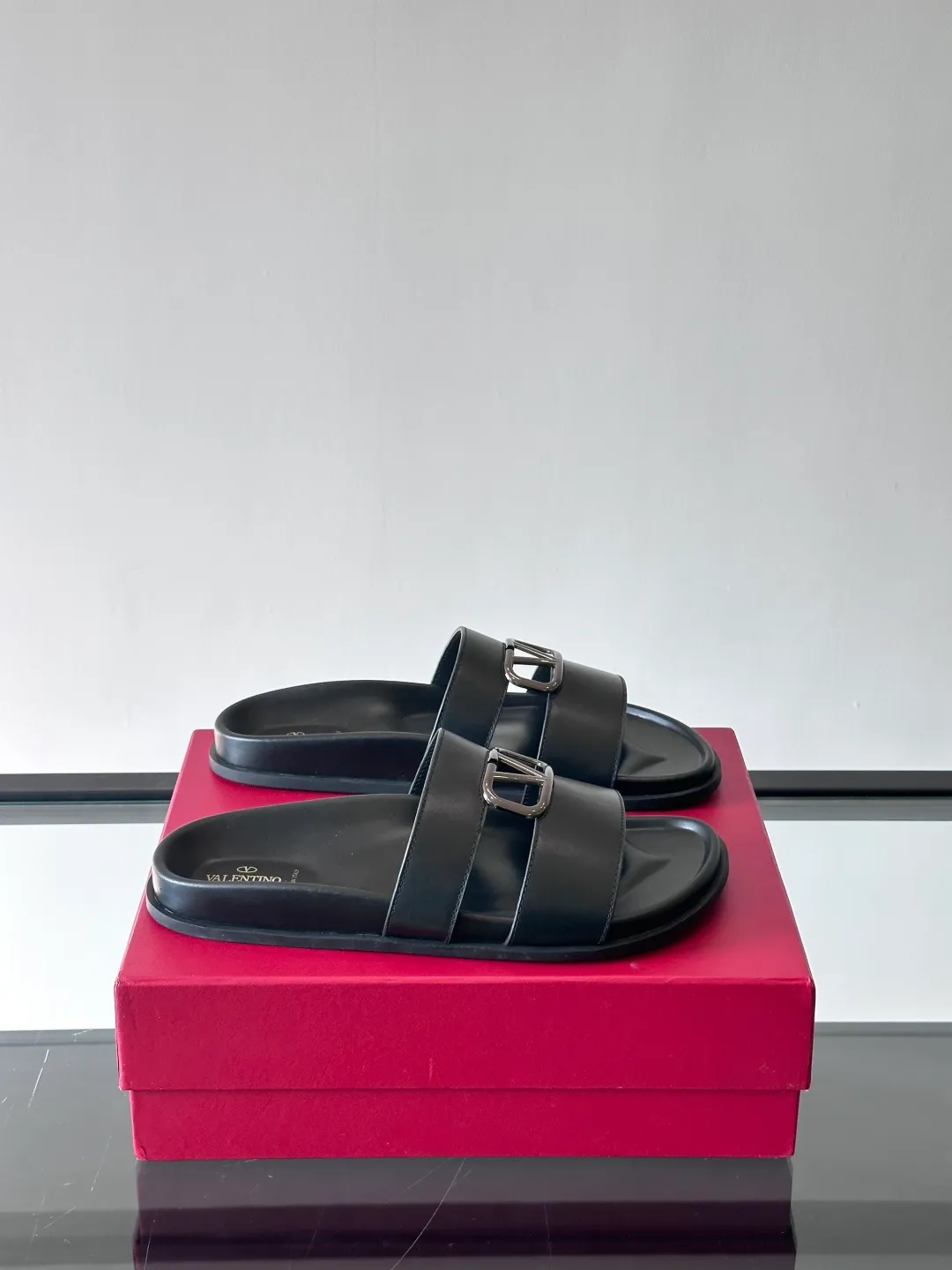 Men's shoes 💰p320 "VALENTINO" Valentino Men's 🧍‍♂️ Spring and summer new style metal rivet flat slippers, elegant sandals, the same style worn by celebrities, original molding, imported calfskin. Rubber outsole. Soft and durable, full set of counter packaging size: 39-44 (customized at 38.45.46)
